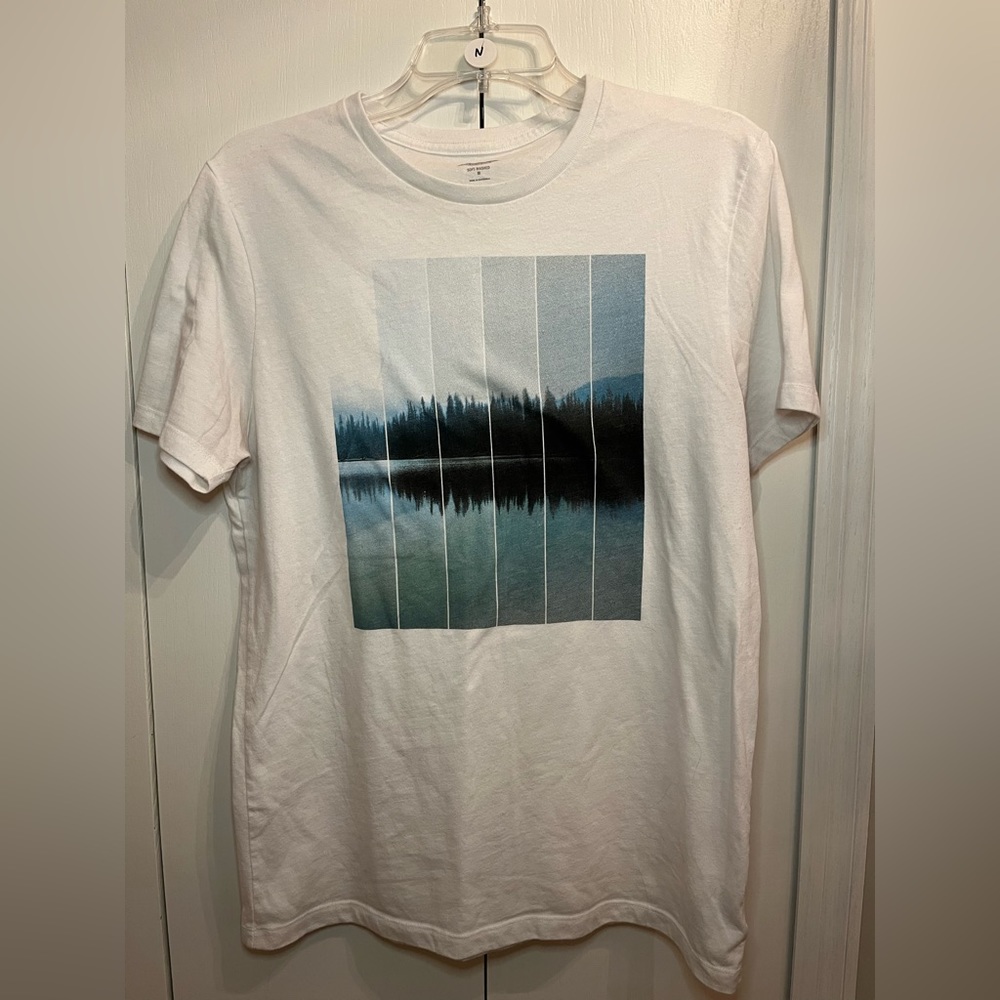 NWOT Old Navy. White Graphic T-Shirt. Size medium.